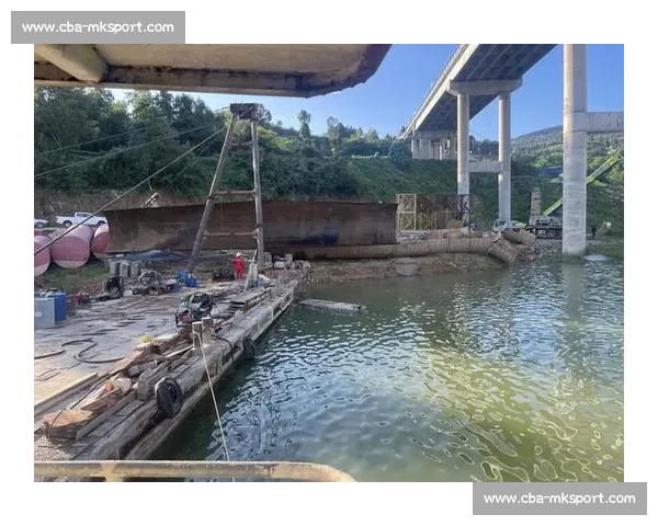 颐和园 “打捞神器” 3 分钟捞起落水手机 游客惊喜发现仍可使用