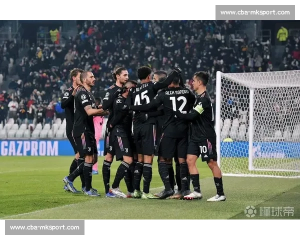 博努奇社交媒体发文引关注：慈善赛飞铲争议后与霍顿合影互动