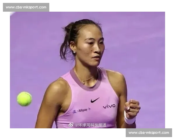 郑钦文晒温网装备：紫色战袍 + 定制战拍，草地战术升级剑指突破