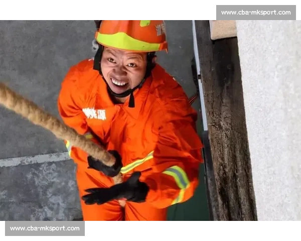 消防员门将吴雨宝:绿茵场扑救与火场逆行的双重守护 消防员门将吴雨宝:绿茵场扑救与火场逆行的双重守护