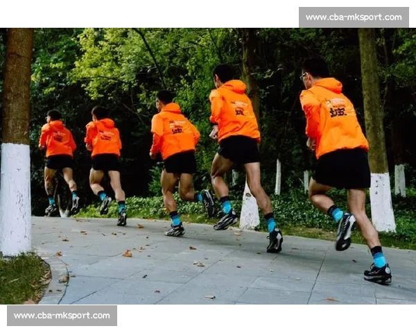 当跑鞋邂逅千年傩面：贵马赛道上演非遗时尚秀
